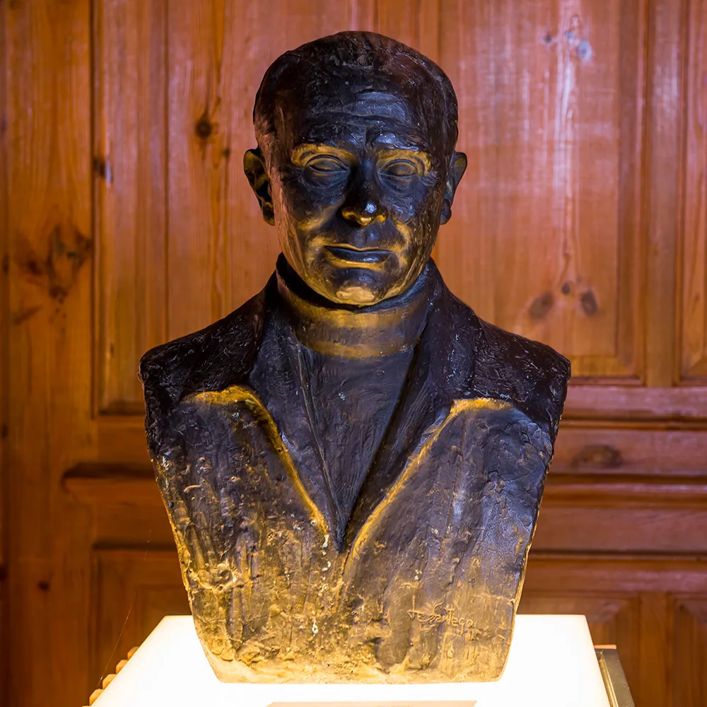 Monumento Busto del Fundador 1972 Whisky DYC