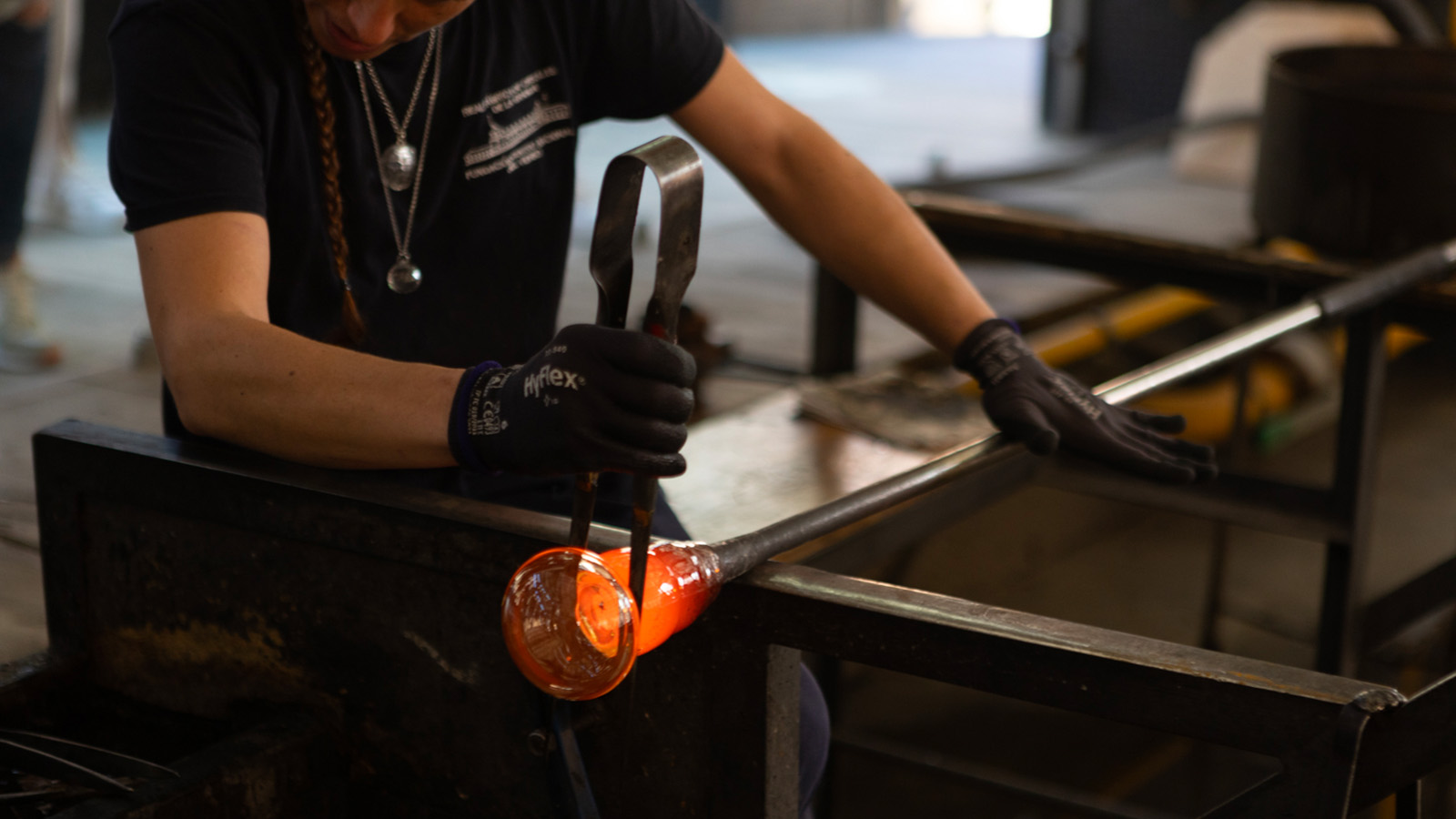 Hombre Trabajando Caliente Botella Vidrio Whisky 20 Años DYC