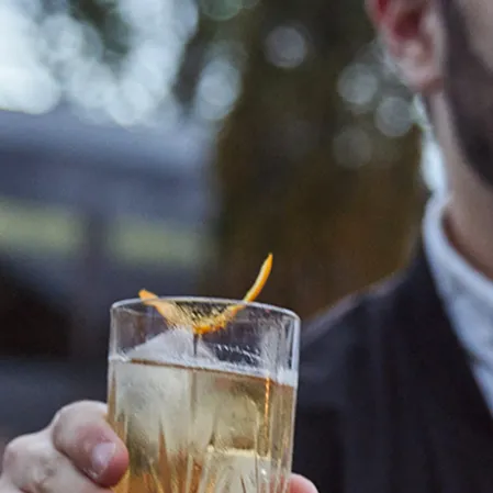 Hombre Bebiendo Coctel Whisky DYC