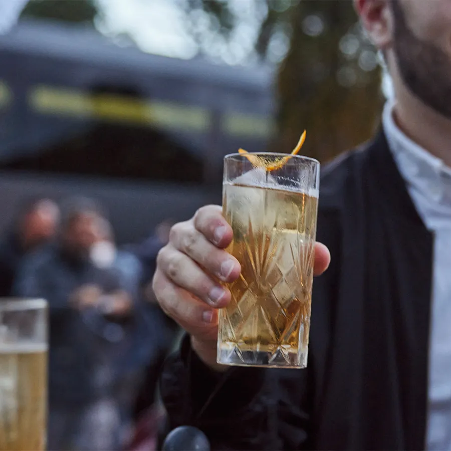 Hombre Bebiendo Coctel Whisky DYC