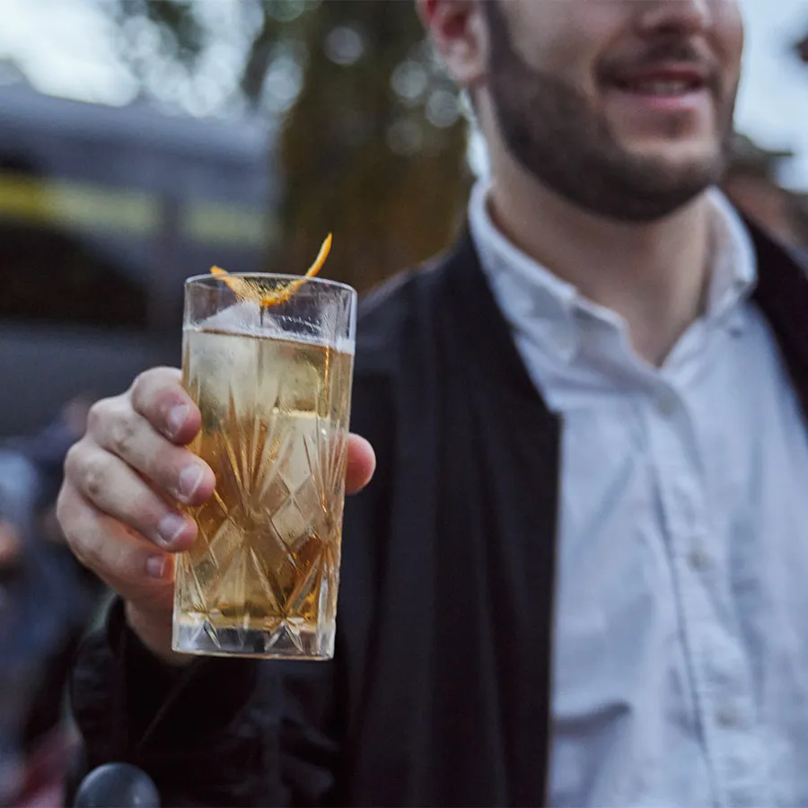 Hombre Bebiendo Coctel Whisky DYC