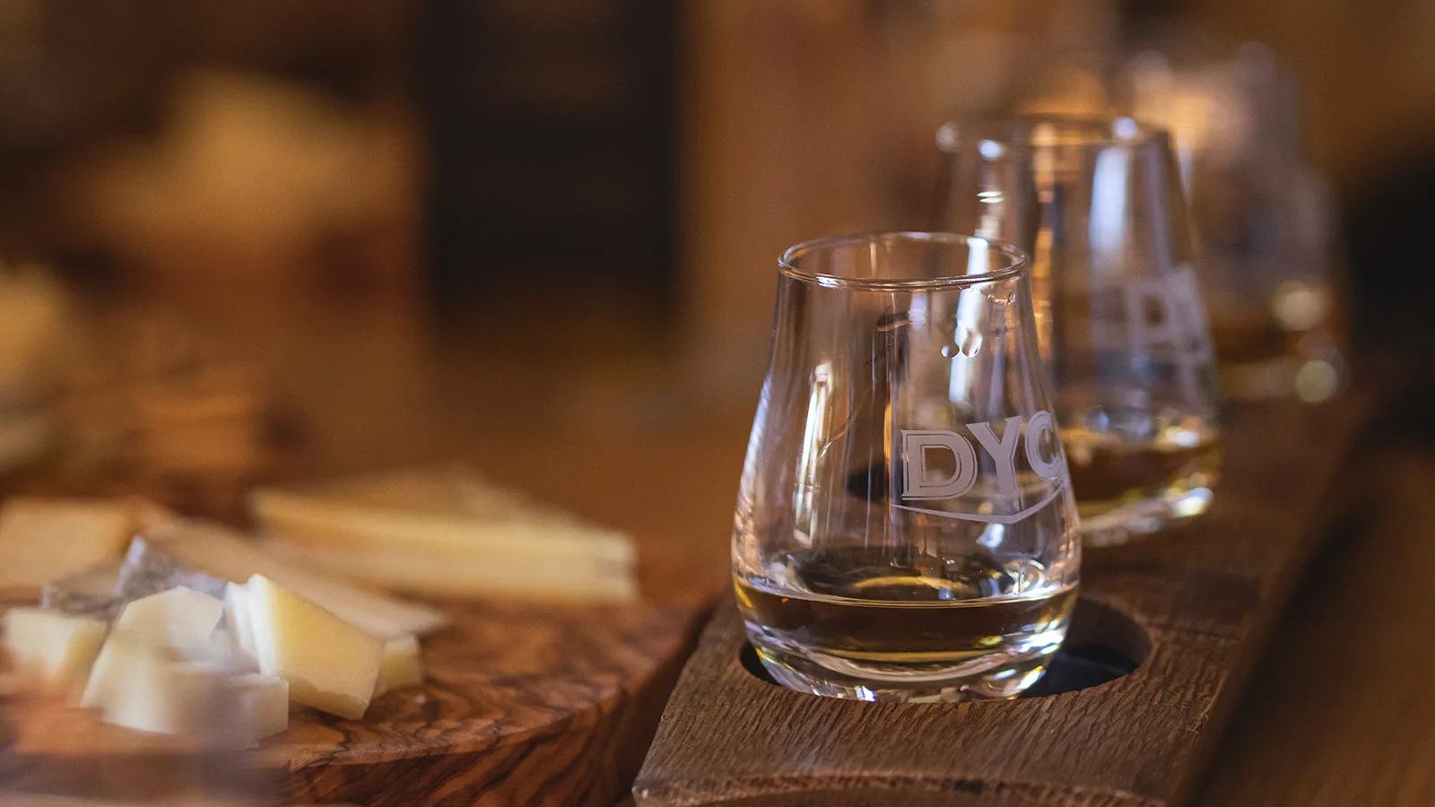 Vaso Whisky junto a Tabla de Quesos Whisky DYC