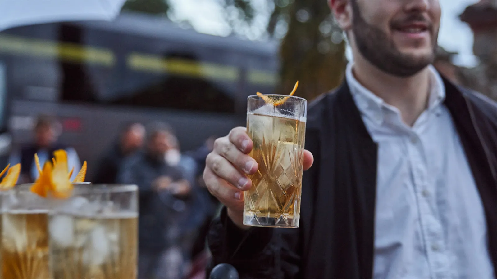 Hombre Bebiendo Coctel Whisky DYC