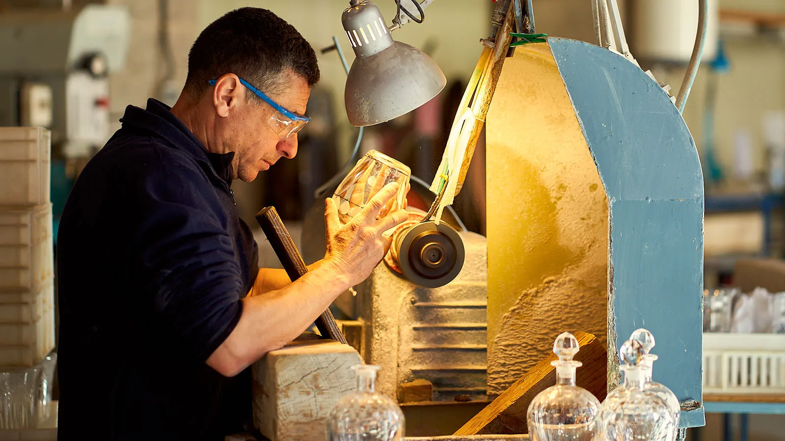 Hombre Trabajando Botella Whisky 20 Años DYC