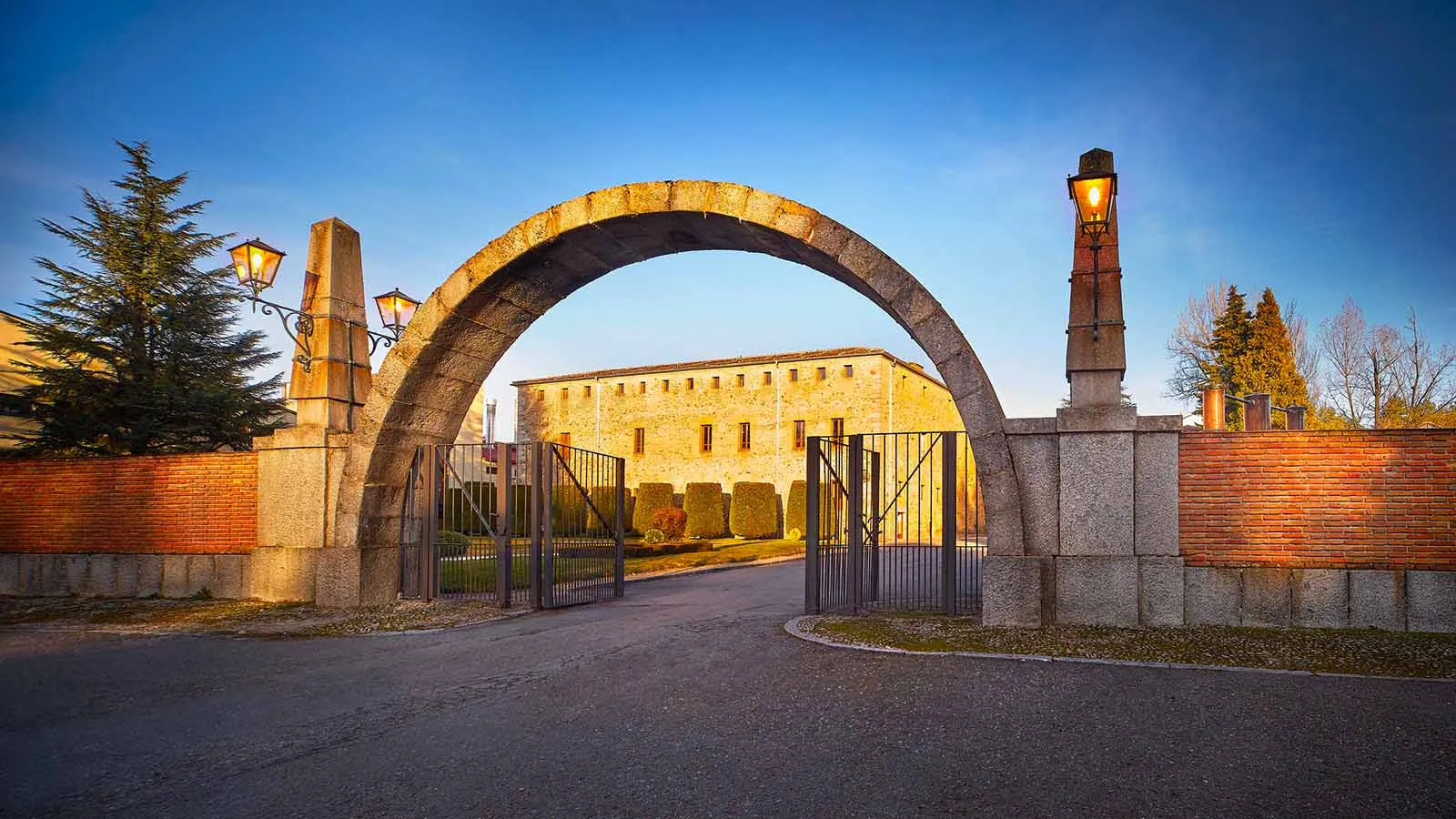 Arco Entrada Destilería Whisky DYC