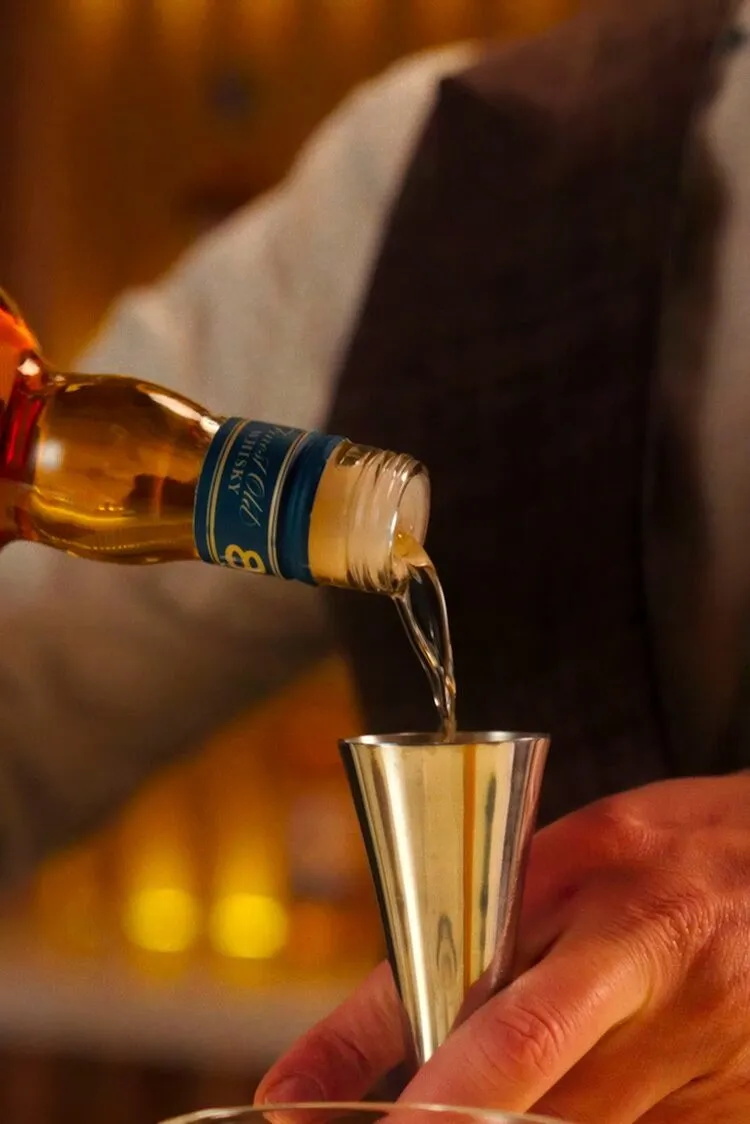 Pour Cocktail Preparation Whisky Dyc
