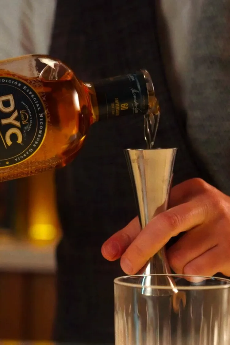 Pour Cocktail Preparation Whisky Dyc
