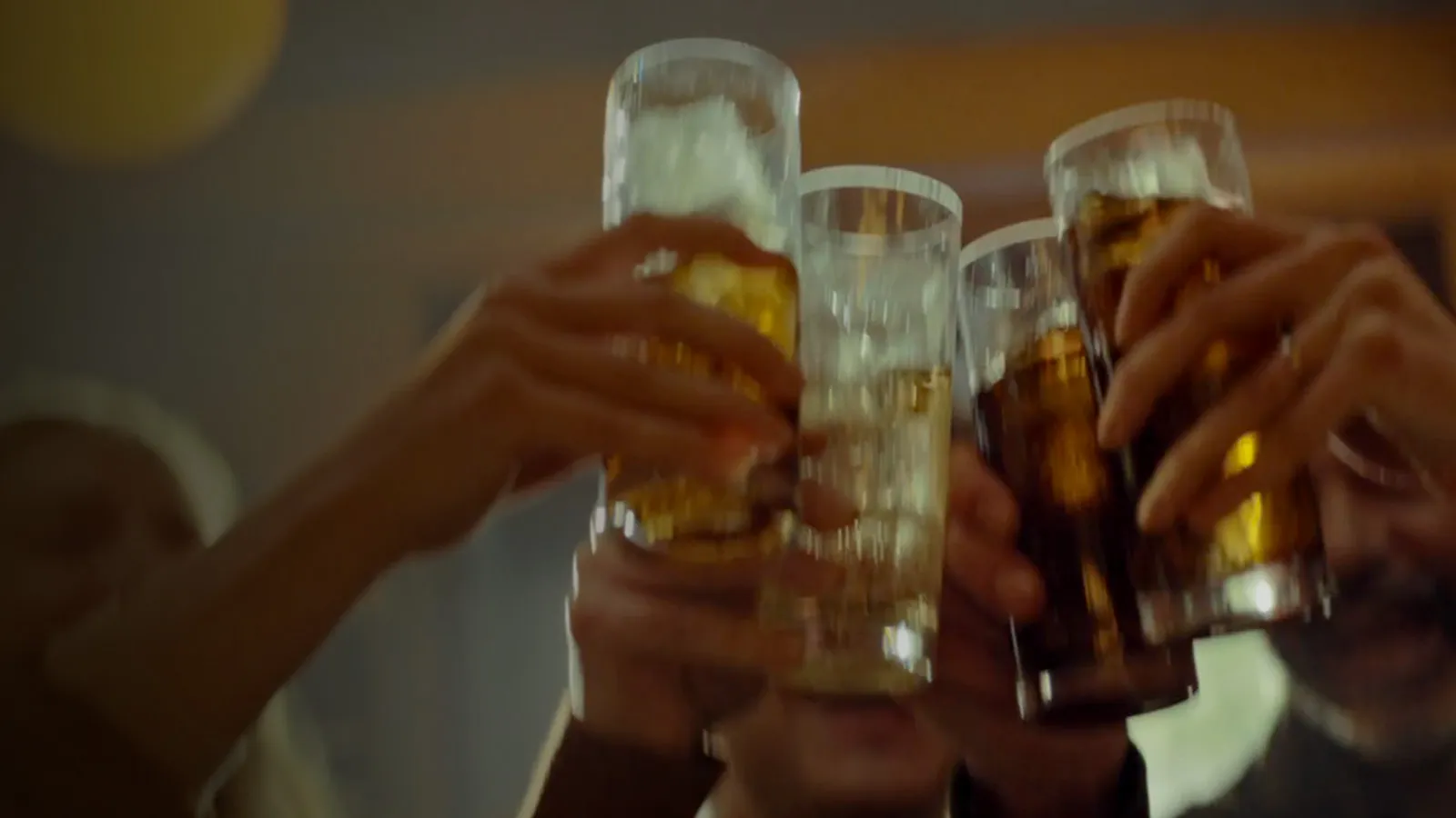 Personas Brindando whisky Dyc